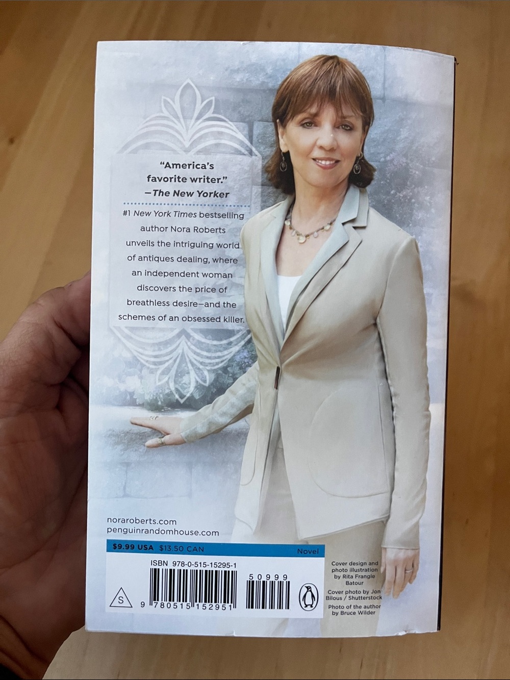 Nora Roberts "Hidden Riches" Paperback Book - Blue City Cover - Picture 2 of 5